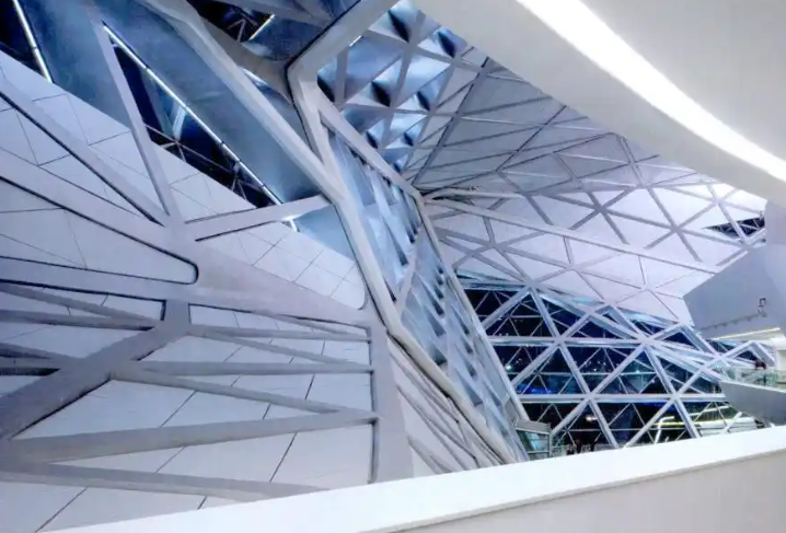 城中钢结构不仅是工程技术,更是融合历史、艺术与哲学的载体!