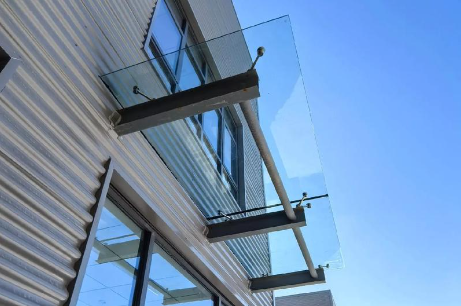 城中为什么要给钢结构雨棚打孔！